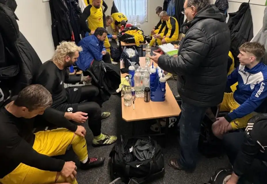 Slavoj utekl hrobníkovi z lopaty, ale body máme všechny